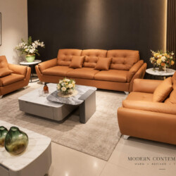 Toàn cảnh bộ sofa ELVANE phong cách hiện đại với một ghế băng dài, một ghế băng đơn và một ghế bành, bọc da nhân tạo màu n…
