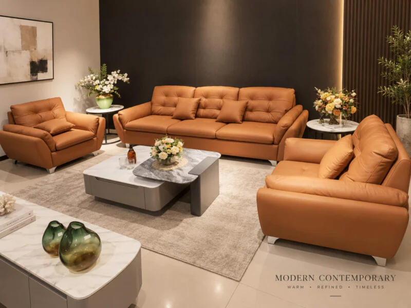 Toàn cảnh bộ sofa ELVANE phong cách hiện đại với một ghế băng dài, một ghế băng đơn và một ghế bành, bọc da nhân tạo màu n…