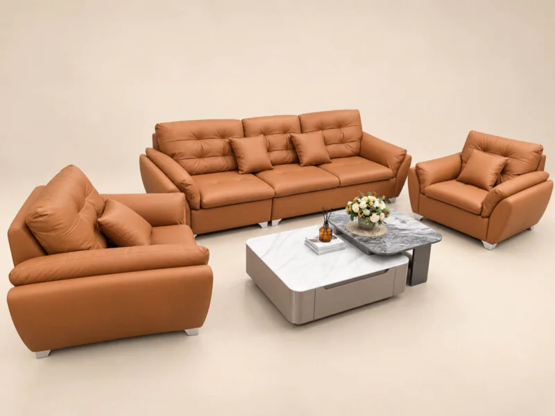 Bộ sofa ELVANE gồm ghế băng 3, ghế băng 1 và ghế bành, được chụp từ góc nhìn hơi chếch, nổi bật với lớp bọc da nhân tạo mà…