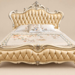 Giường ngủ tân cổ điển ROCOCO bọc da màu trắng ngọc trai, họa tiết dát vàng, được chụp chính diện trên nền be. Giường có đ…