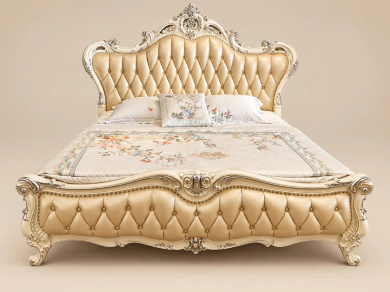 Giường ngủ tân cổ điển ROCOCO bọc da màu trắng ngọc trai, họa tiết dát vàng, được chụp chính diện trên nền be. Giường có đ…