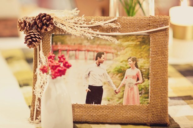Cách trang trí bàn tiệc, bàn decor đám cưới đẹp lung linh, sang trọng 20 Bàn Ăn Tiệc Cưới Trang Trí Bằng Khung Ảnh